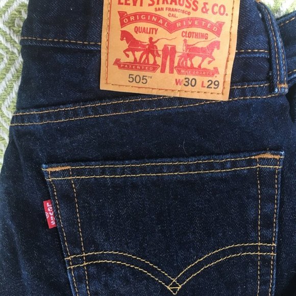 Men's Dark Wash Levi Jeans - Picture 4 of 4